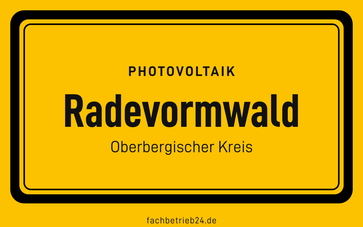 Gelbe Ortstafel Radevormwald mit der Kopfzeile Photovoltaik