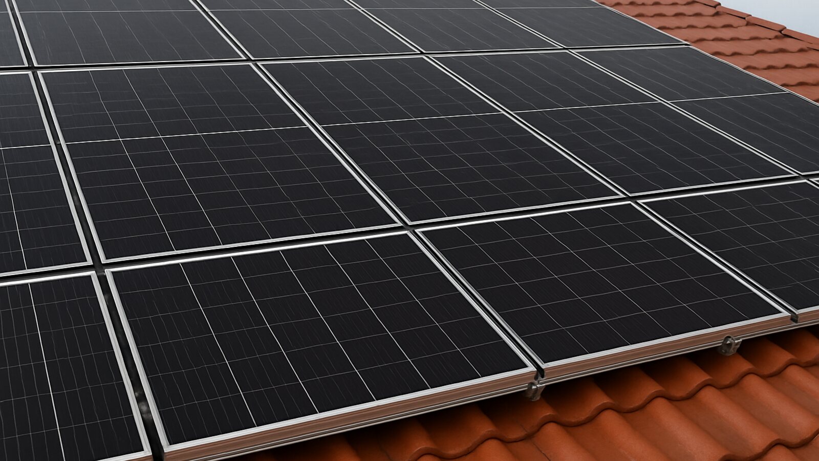 Photovoltaik Haltern am See: Nahaufnahme mehrerer Reihen fertig montierter schwarzer Solarmodule mit sauberen Fugen auf einem roten Ziegeldach