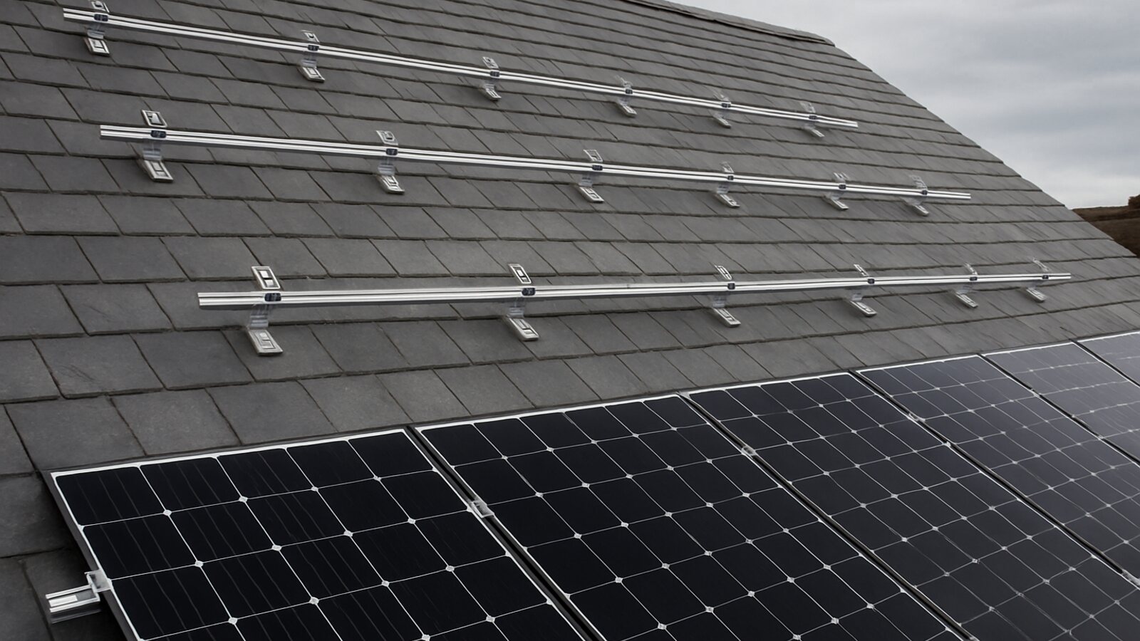 Photovoltaik Wipperfürth: halb fertig montierte Anlage, bei der schwarze Module reihenweise auf die silbernen Montageschienen gesetzt werden