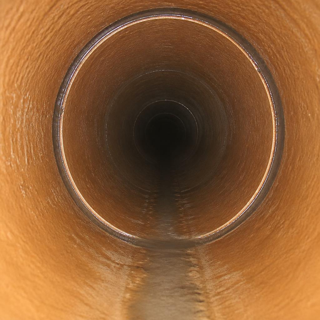 Dasselbe Abwasserrohr mit sauberer Wand und vollem Querschnitt nach der professionellen Reinigung