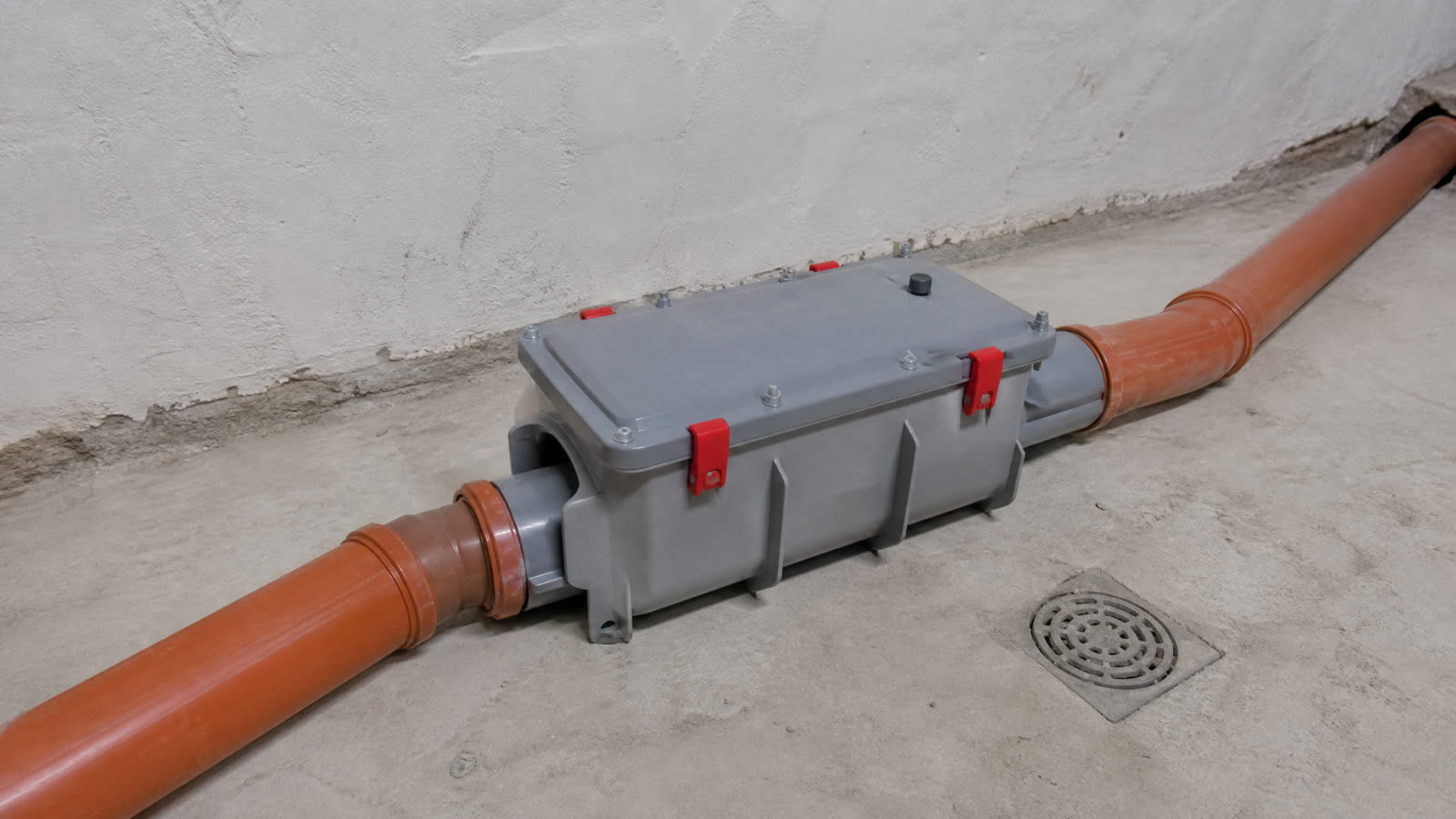 Eingebauter Rückstauverschluss in der Abwasserleitung im Boden eines Kellers