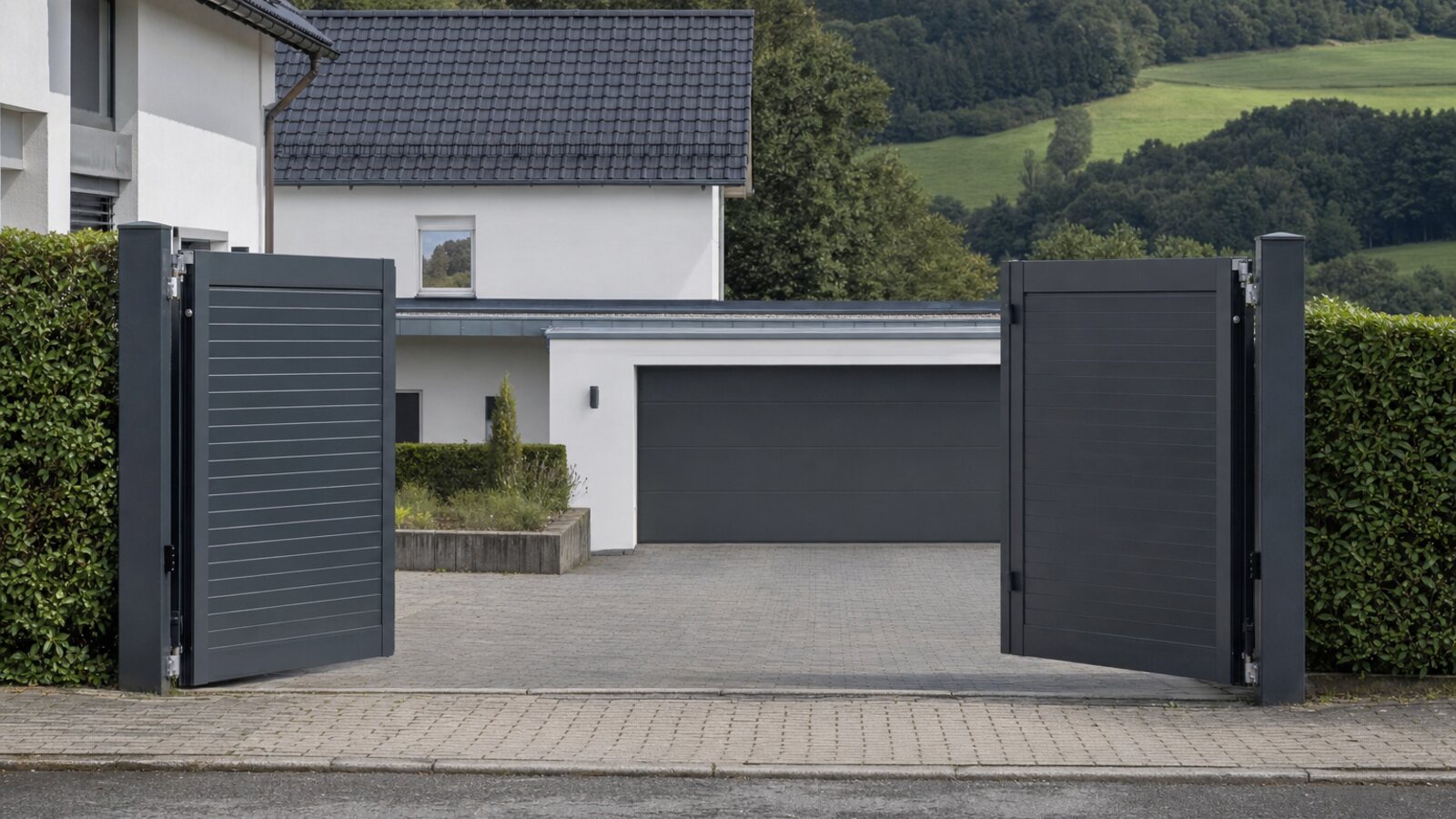 Zaunbau Oberhausen: halb geöffnetes zweiflügeliges Aluminium-Einfahrtstor mit waagerechten Lamellen vor Hof und Garage eines Einfamilienhauses